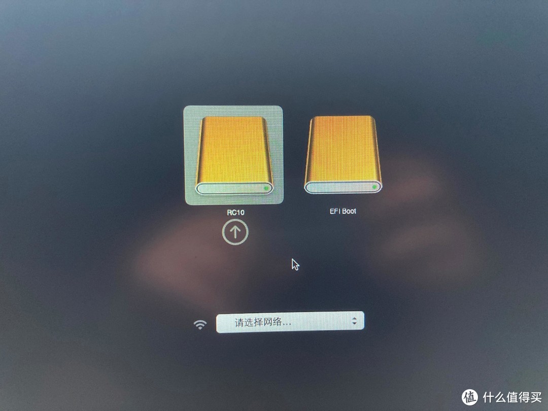 恢复完成之后重启按住OPTION(ALT)键,选择EFI BOOT进入win10系统.WINCLONE镜像原理跟ghost差不多.基本就是一进去连系统都不用装直接就能进入win10系统界面.进入WIN10之后安装对应的BOOTCAMP重启直接可用.